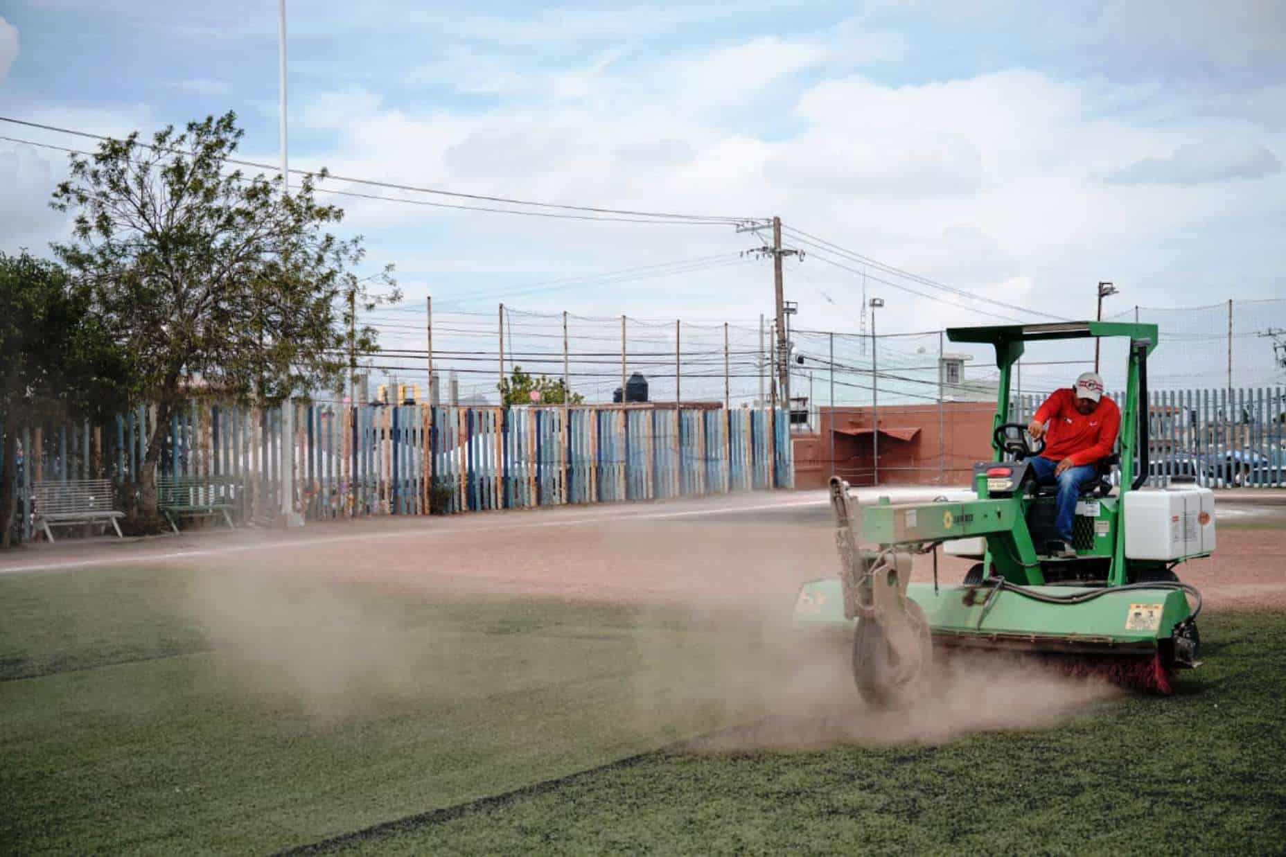 Alcalde de Saltillo impulsa rehabilitación de canchas de softbol