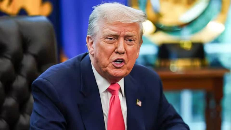 Trump sugiere revocar licencias de medios críticos a su gobierno