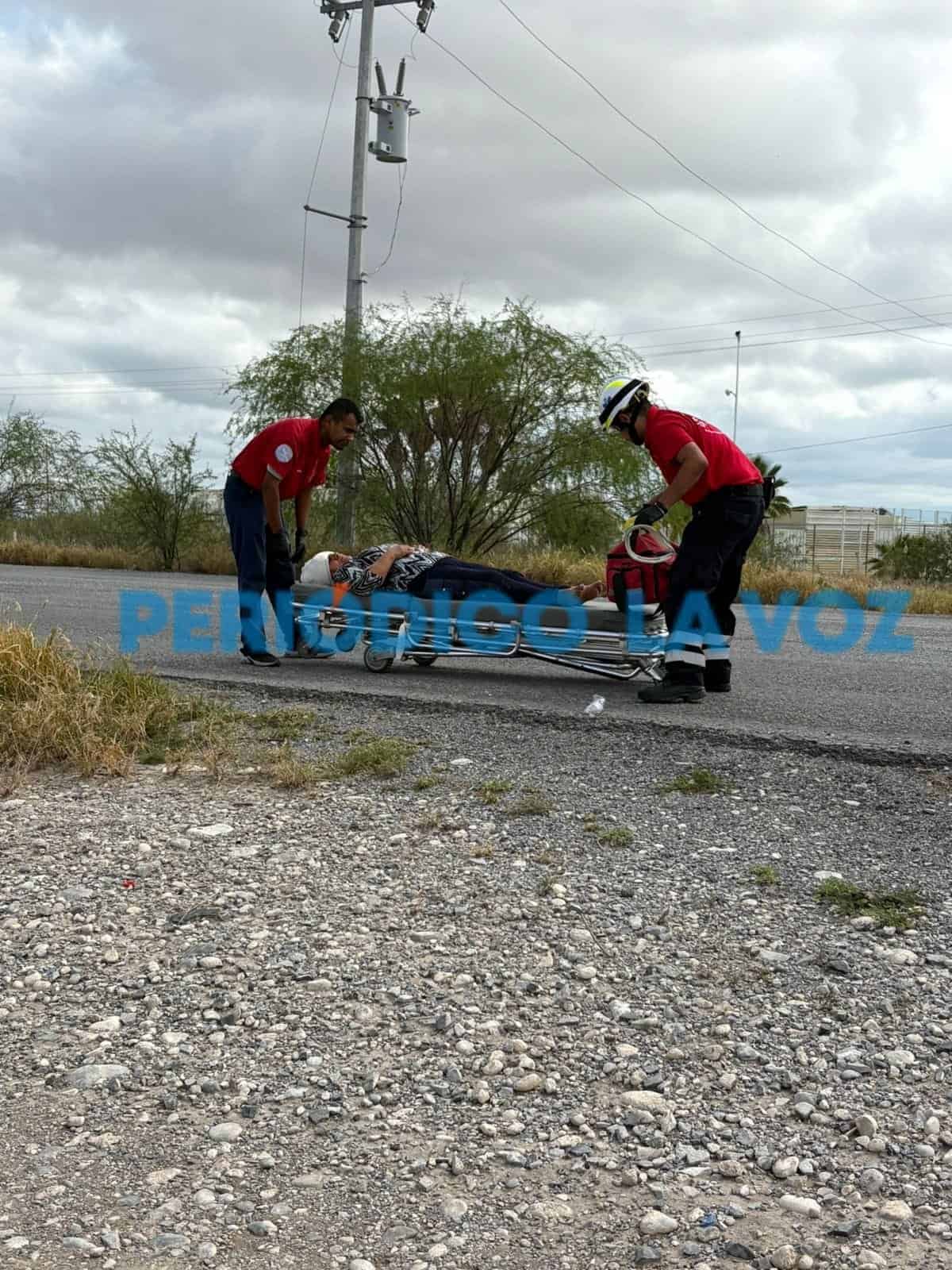 Vuelca triciclo al caer en bache