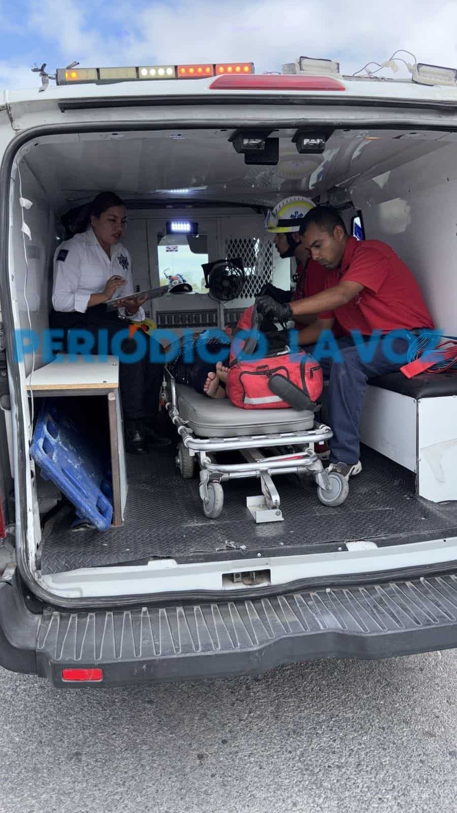Vuelca triciclo al caer en bache