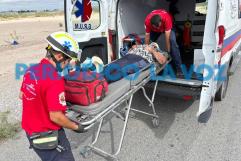 Vuelca triciclo al caer en bache