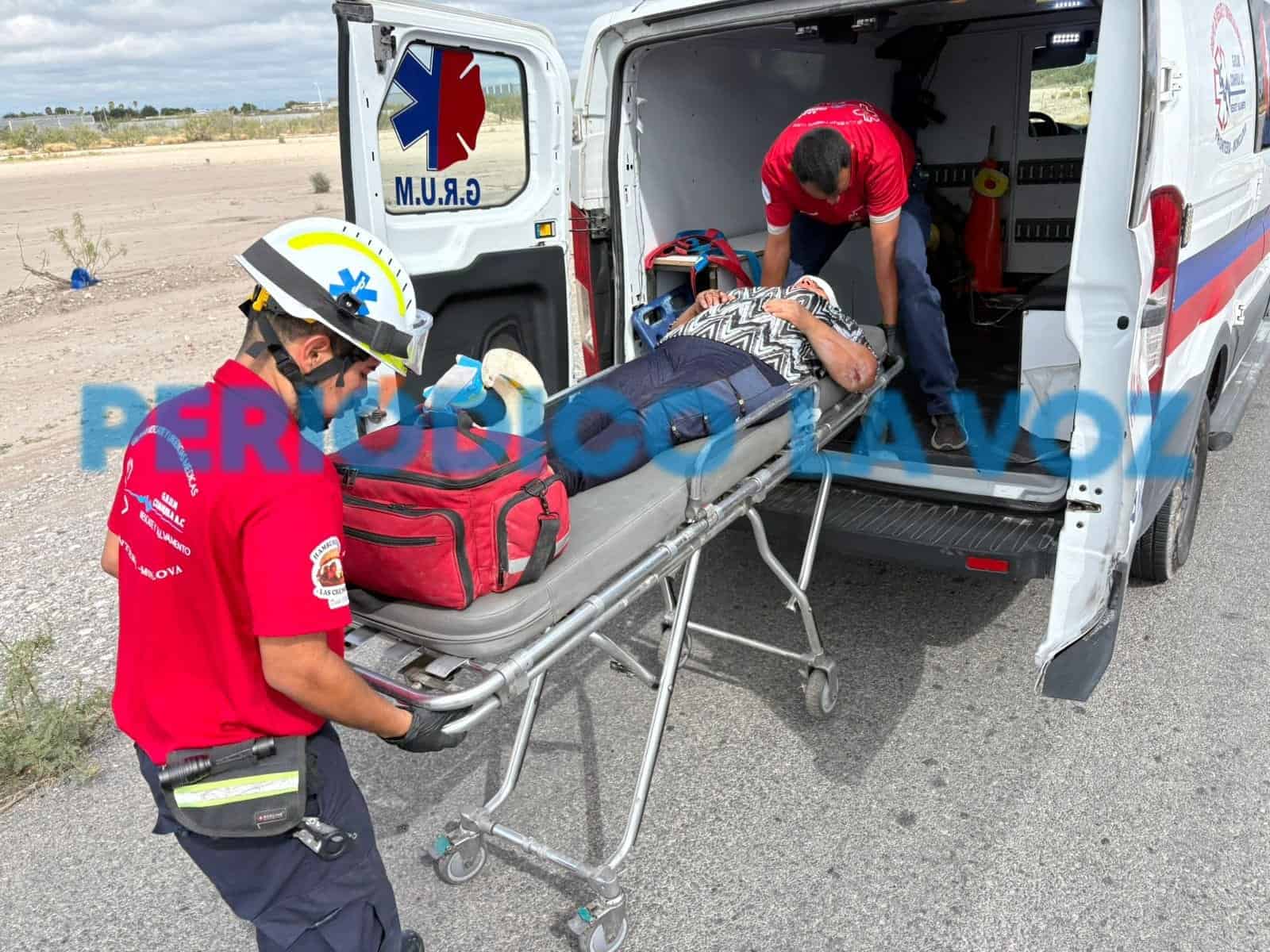 Vuelca triciclo al caer en bache
