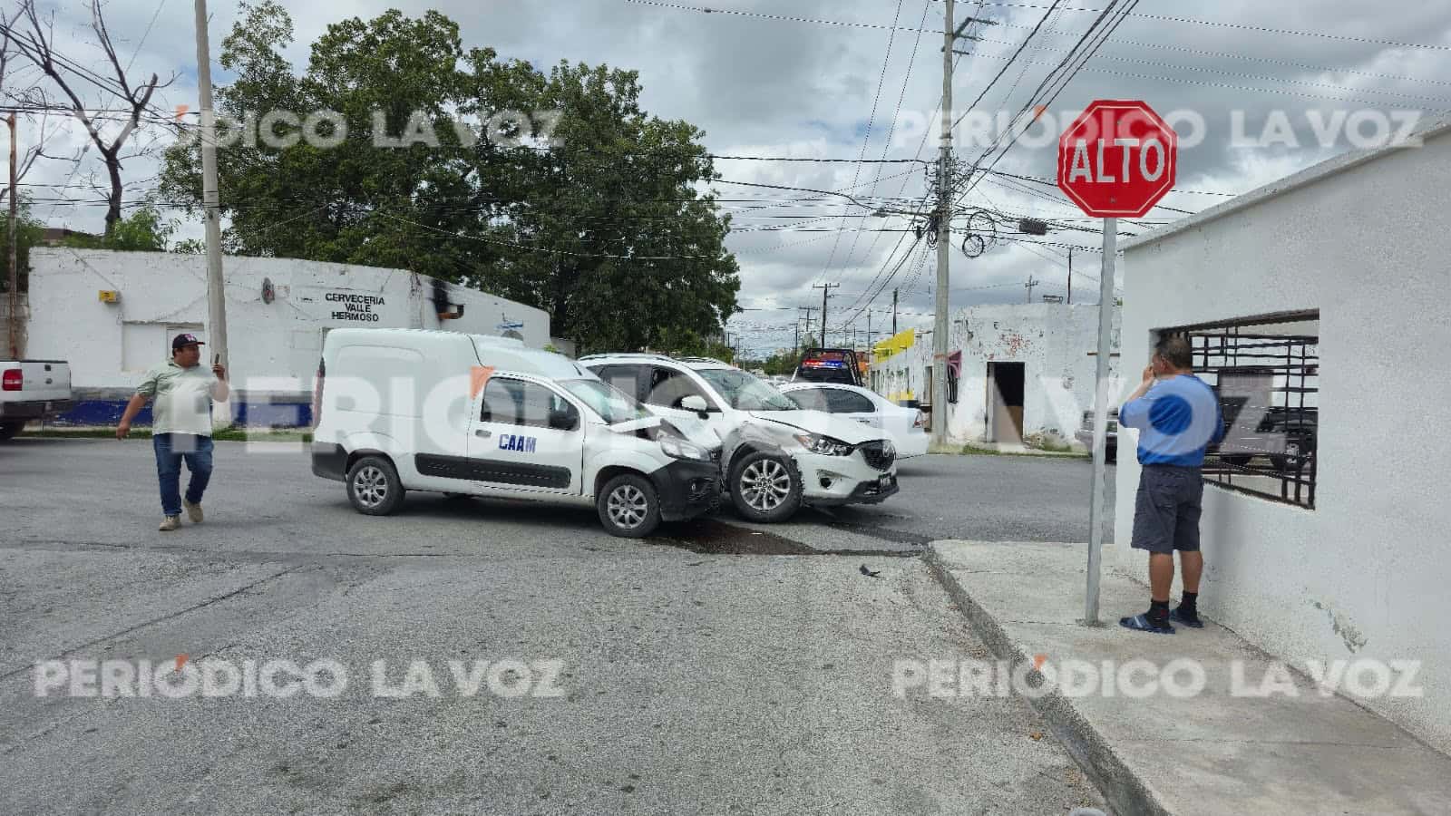 Aparatoso Accidente Vial en Monclova: Camioneta Mazda Choca con Dodge RAM