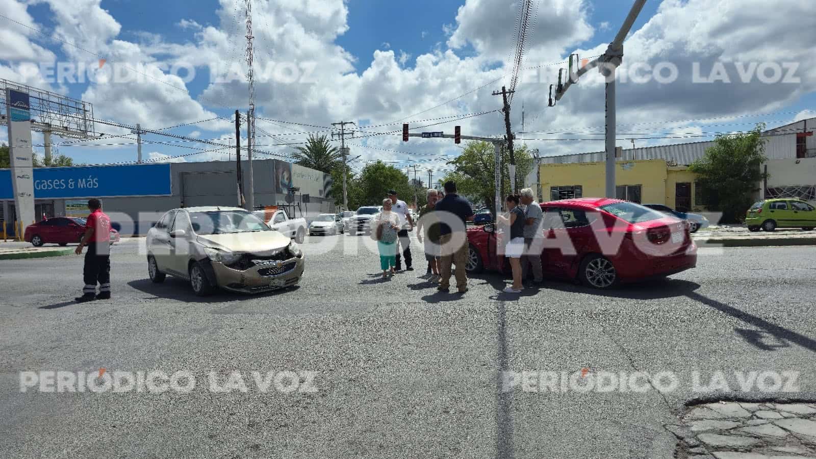 Choque entre Mazda y Chevrolet en Monclova deja daños materiales