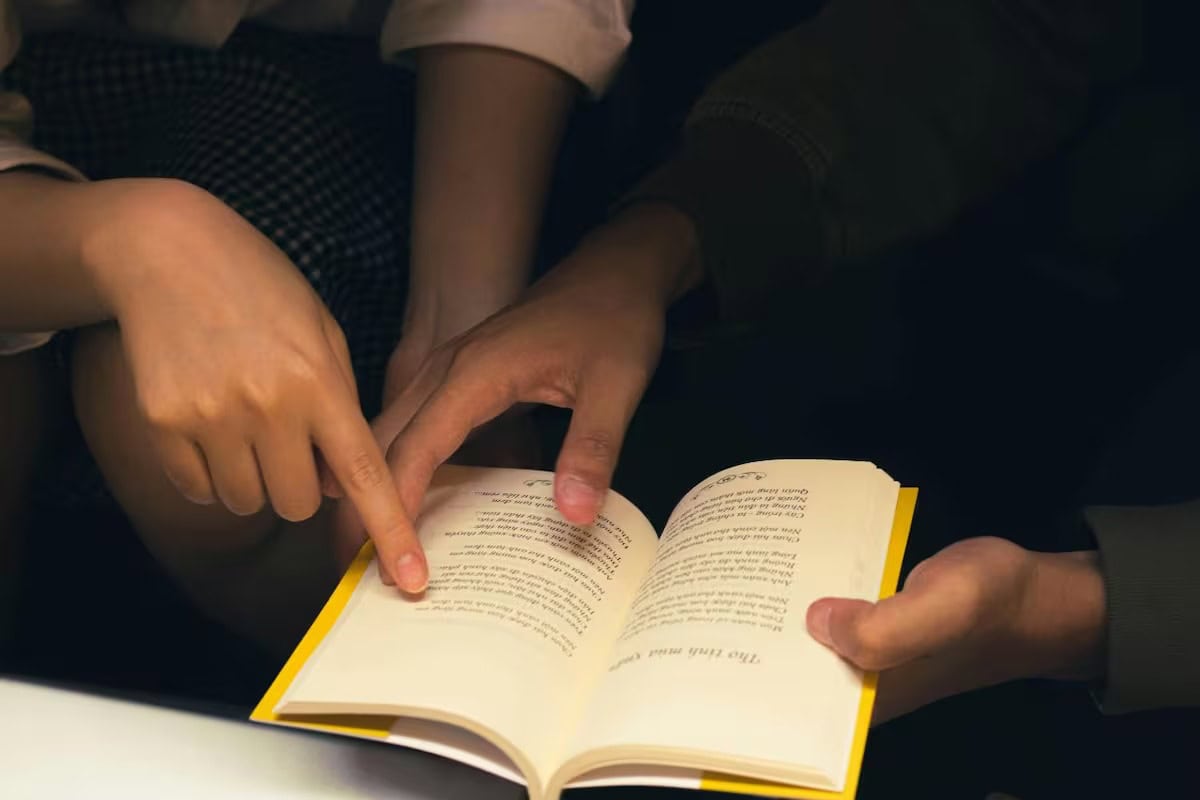 Talibán prohíbe libros de mujeres y censura educación en Afganistán