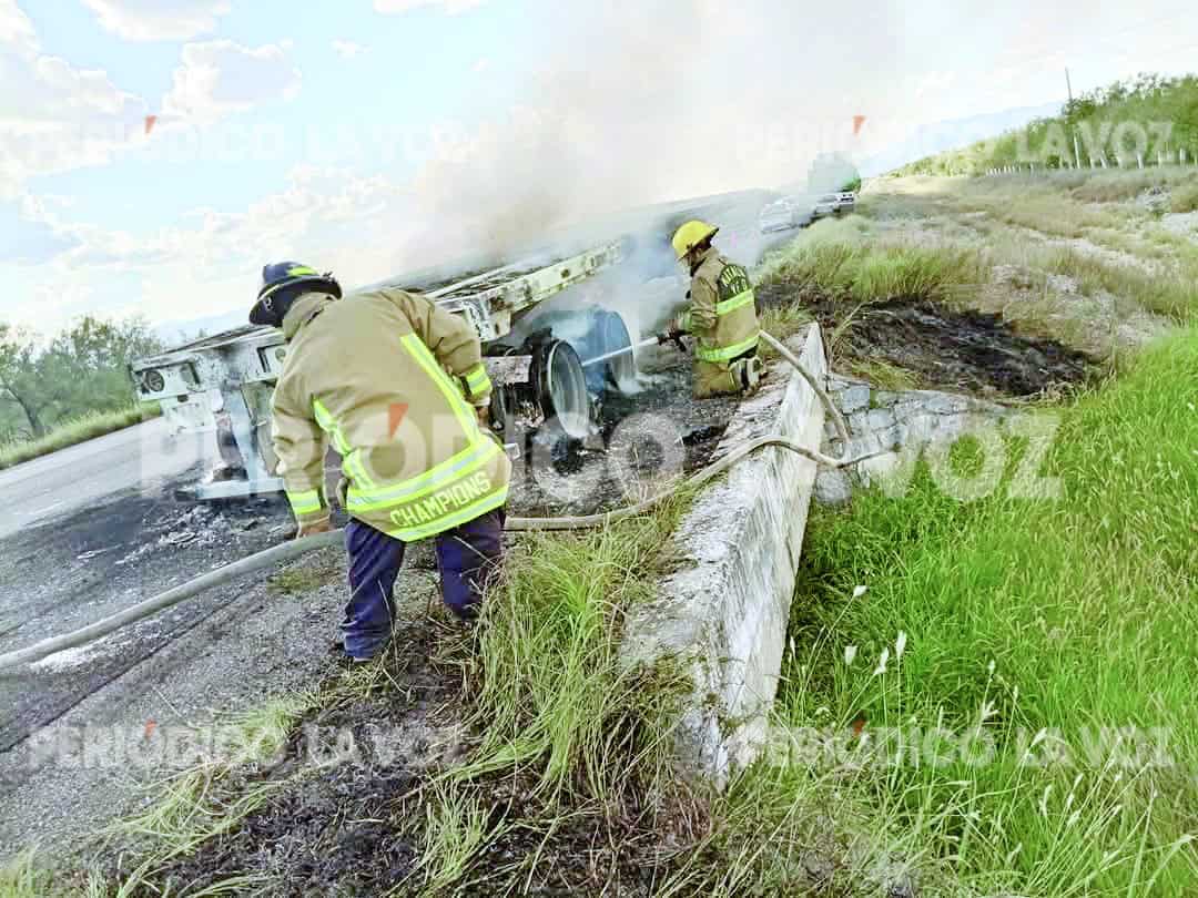 Tráiler en llamas en la carretera federal 53 de Coahuila