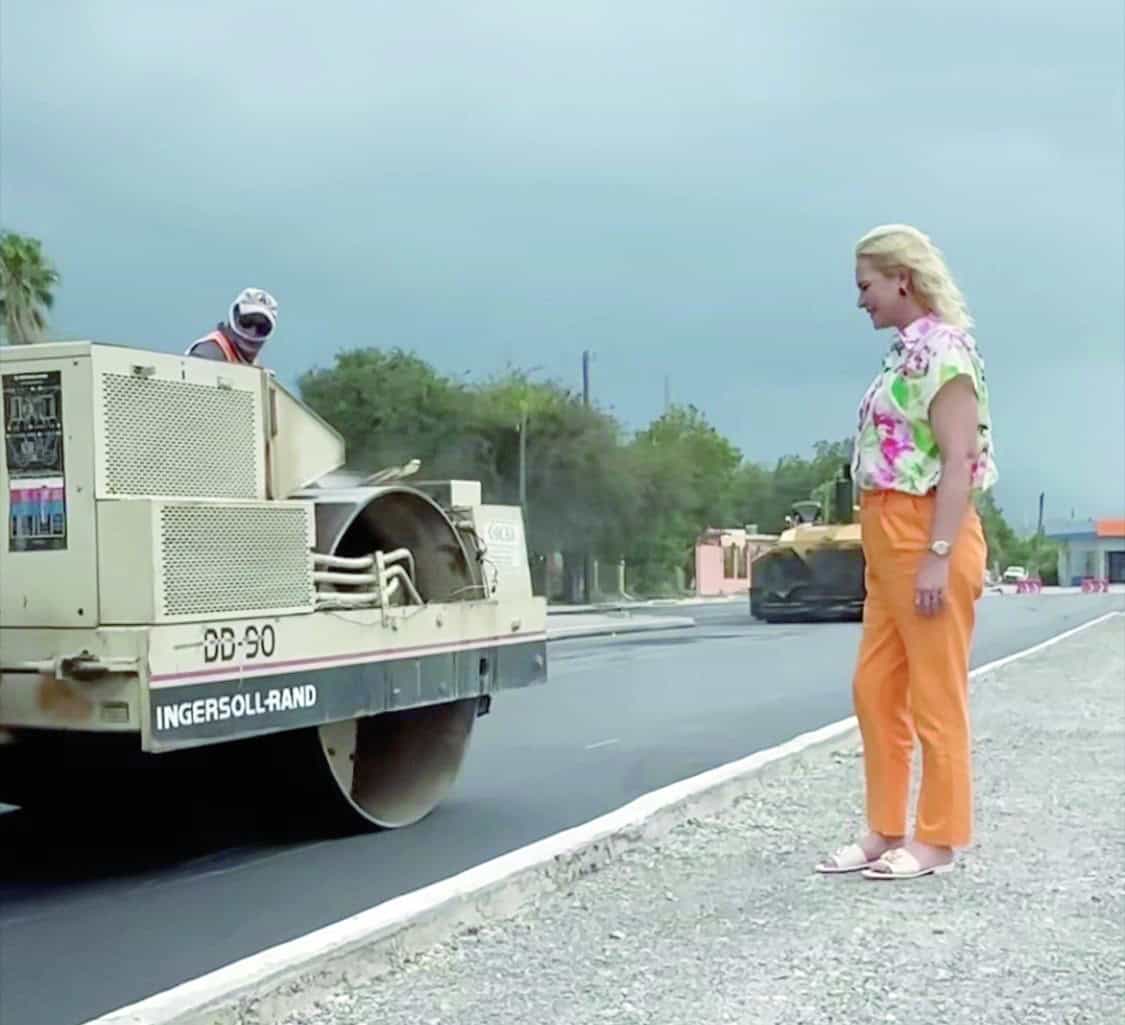 Laura Jiménez Gutiérrez supervisa avances en obras de pavimentación en Múzquiz
