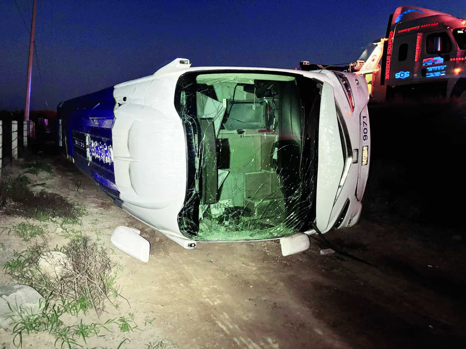 Se queda dormido y vuelca autobús