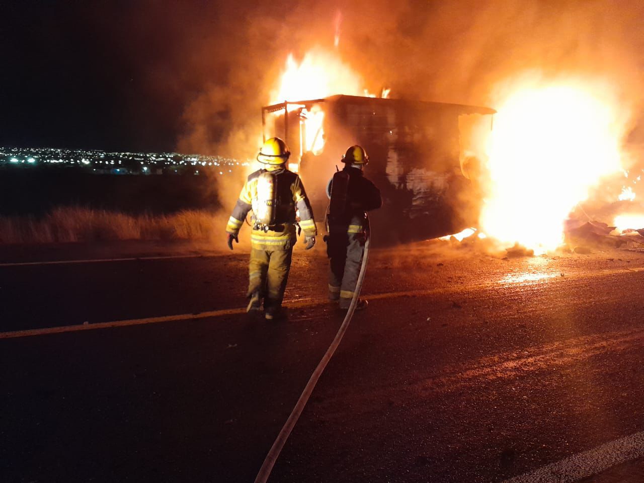 Incendio de tráiler en libramiento Norponiente moviliza cuerpos de emergencia