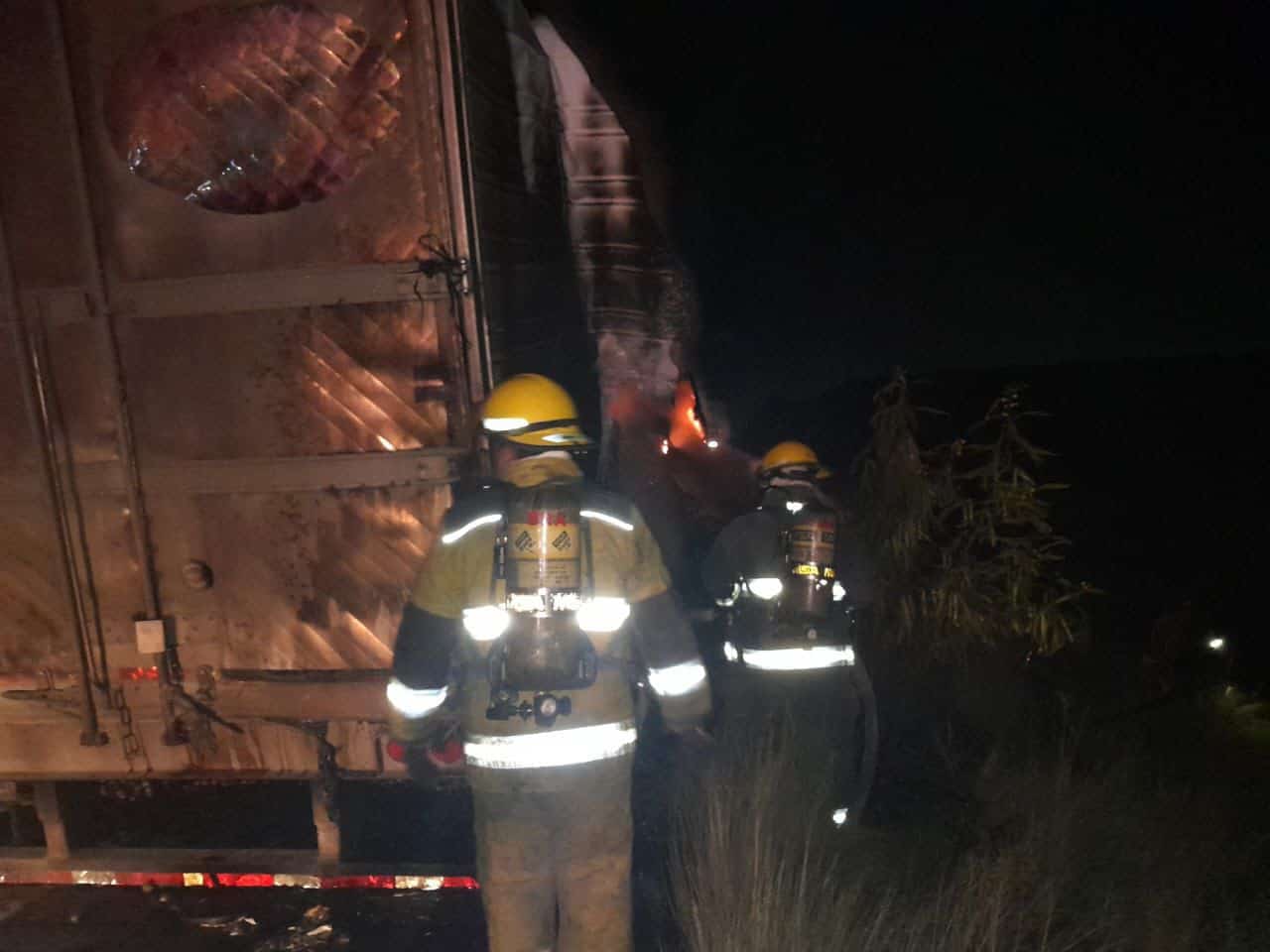 Tráiler se incendia en el libramiento Norponiente