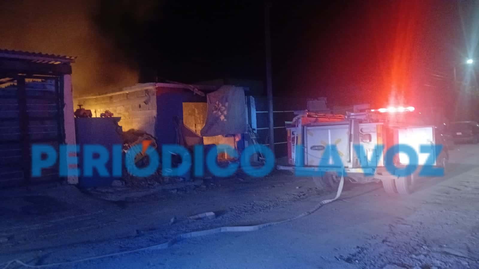 Arrestan a limpiavidrios tras incendiar su casa
