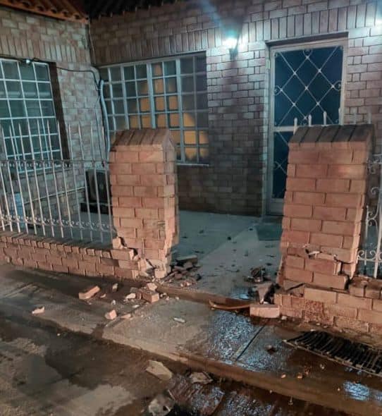Conductor ebrio choca contra poste y vivienda en Melchor Múzquiz