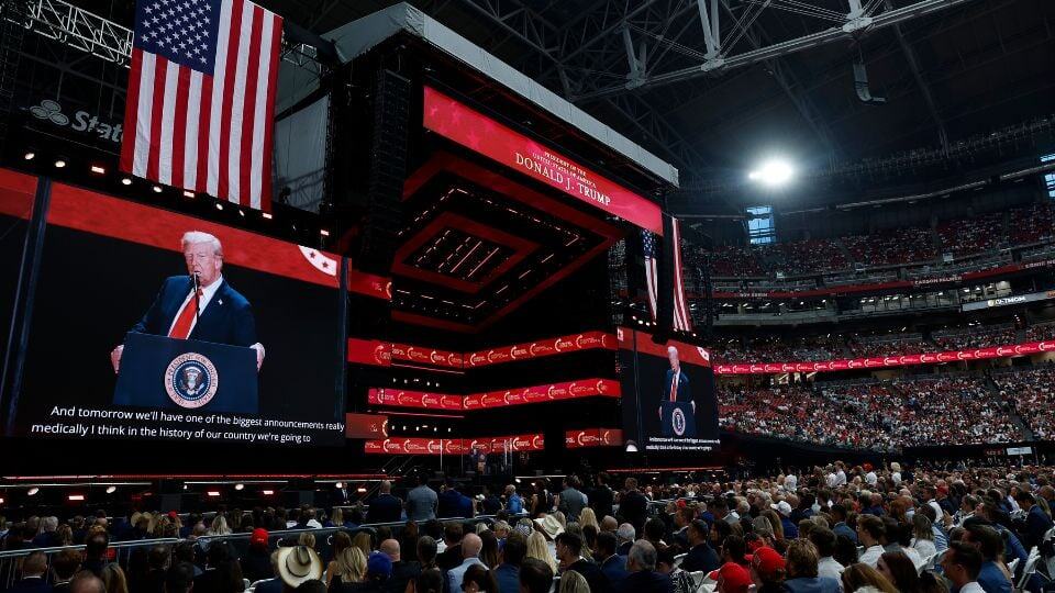 Homenaje a Charlie Kirk reúne a miles en Arizona