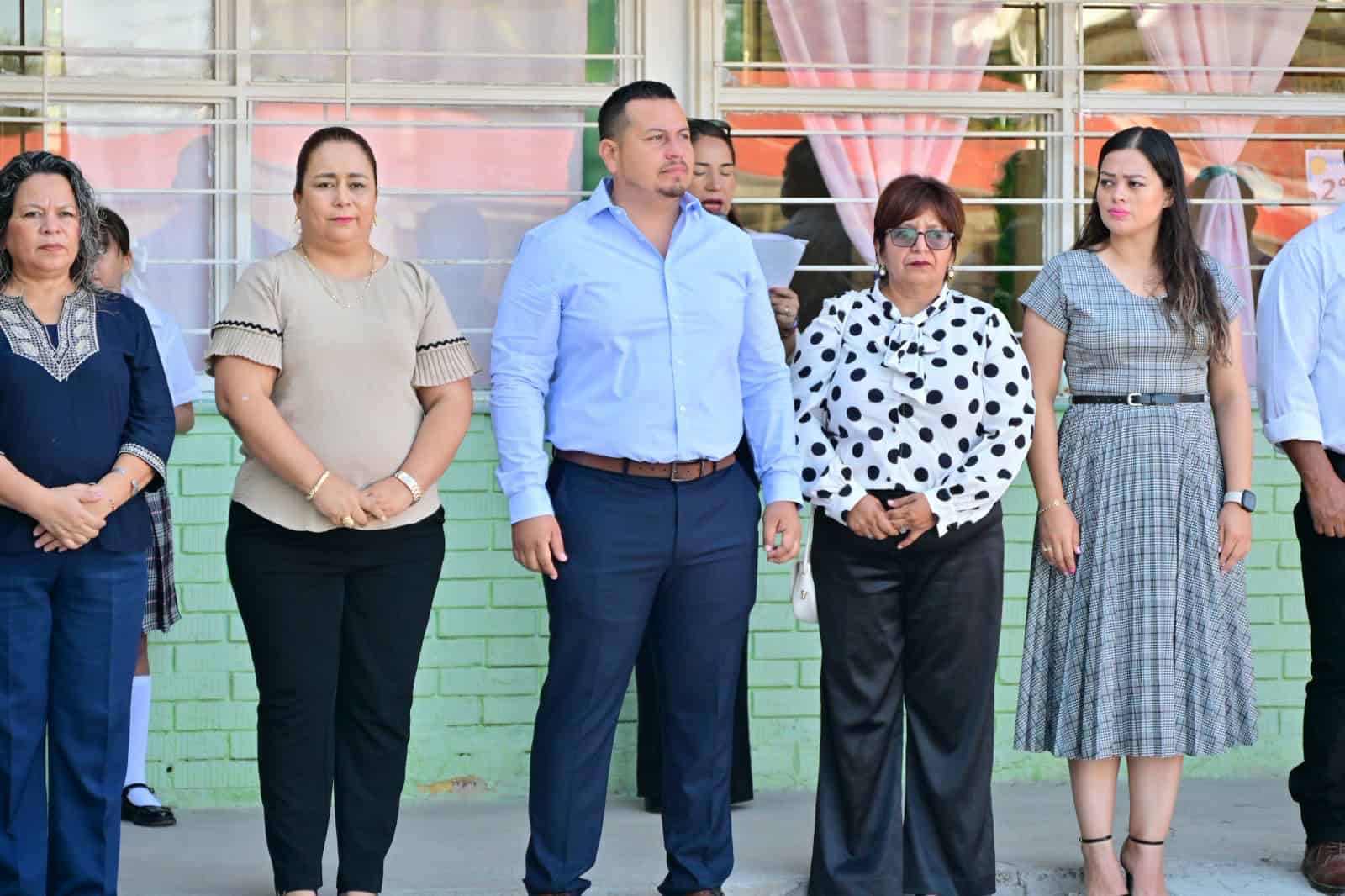 Alcalde Javier Flores encabeza Lunes Cívico en la Escuela Año de Juárez