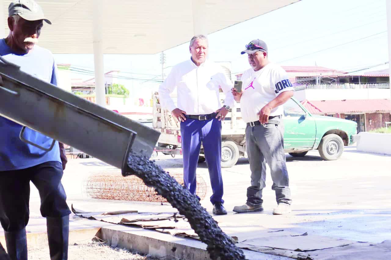 Alumbrado público y obras municipales en San Juan de Sabinas