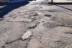 Vecinos de Nava denuncian “campo minado” de baches en calles principales