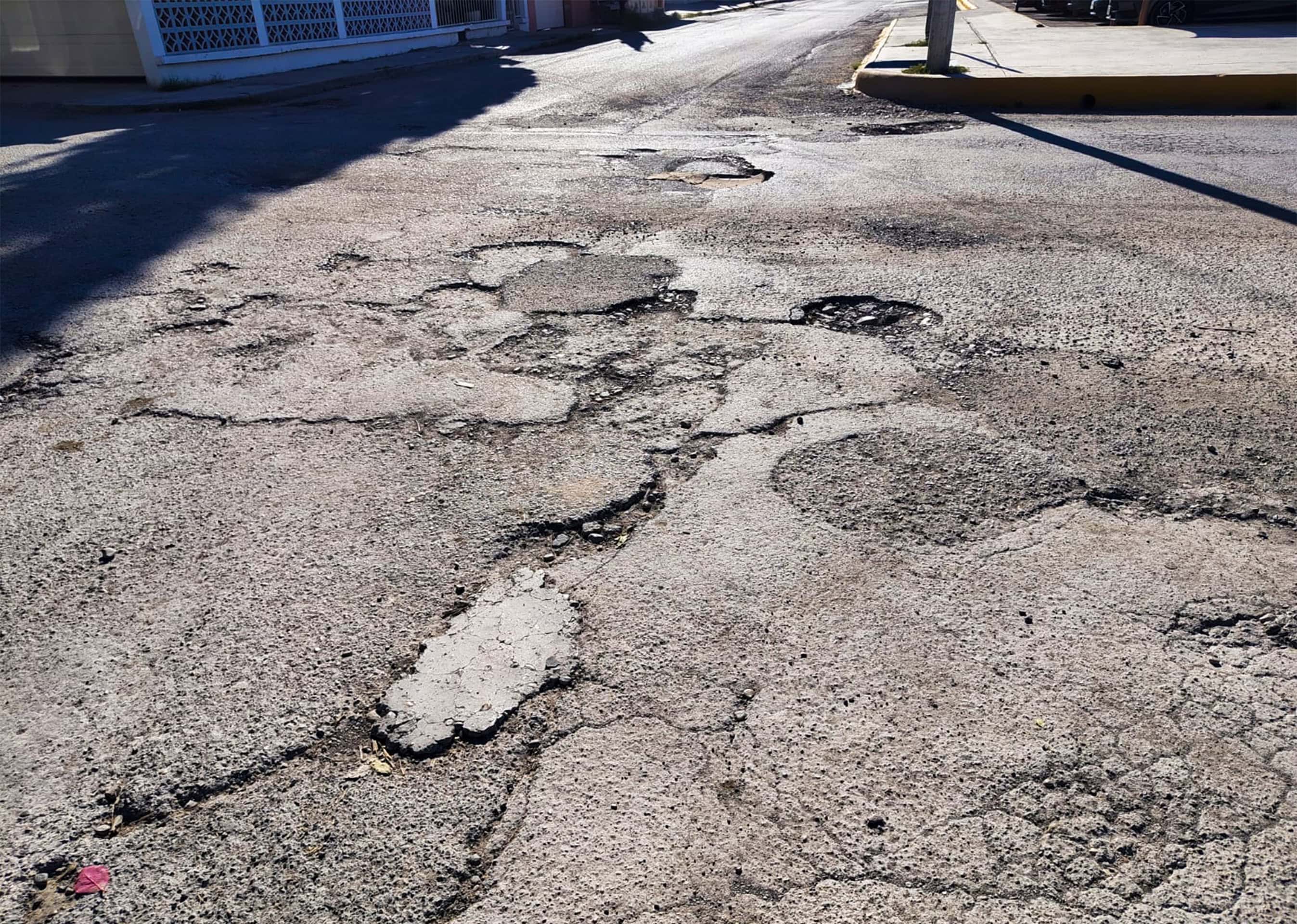 Vecinos de Nava denuncian "campo minado" de baches en calles principales