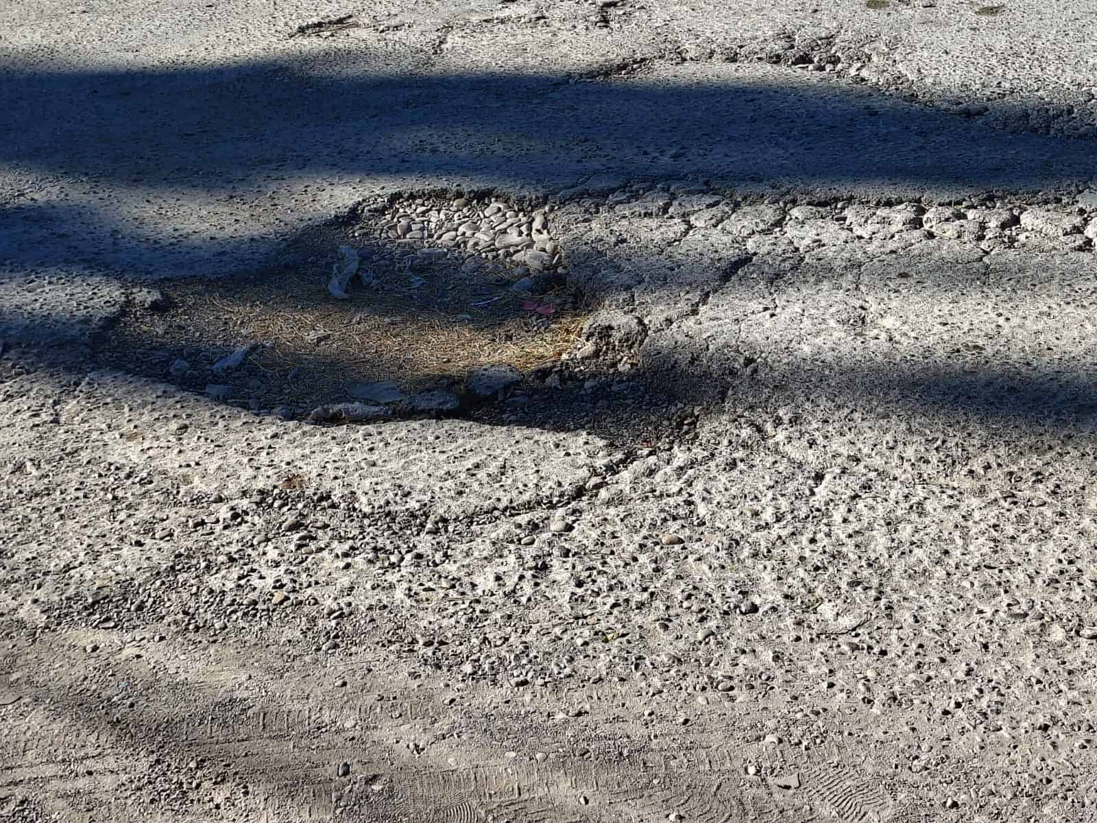 Vecinos de Nava denuncian "campo minado" de baches en calles principales