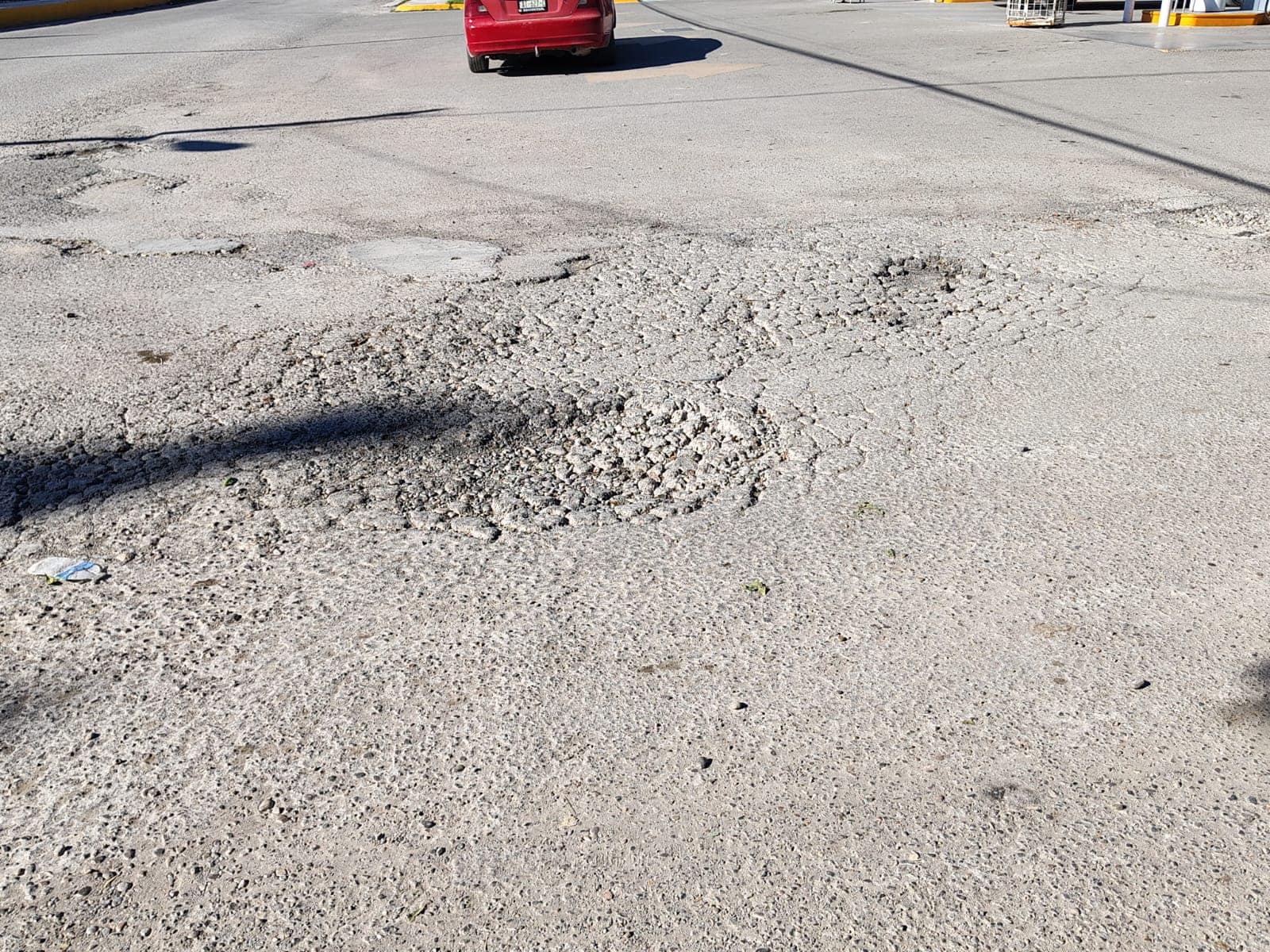 Vecinos de Nava denuncian "campo minado" de baches en calles principales