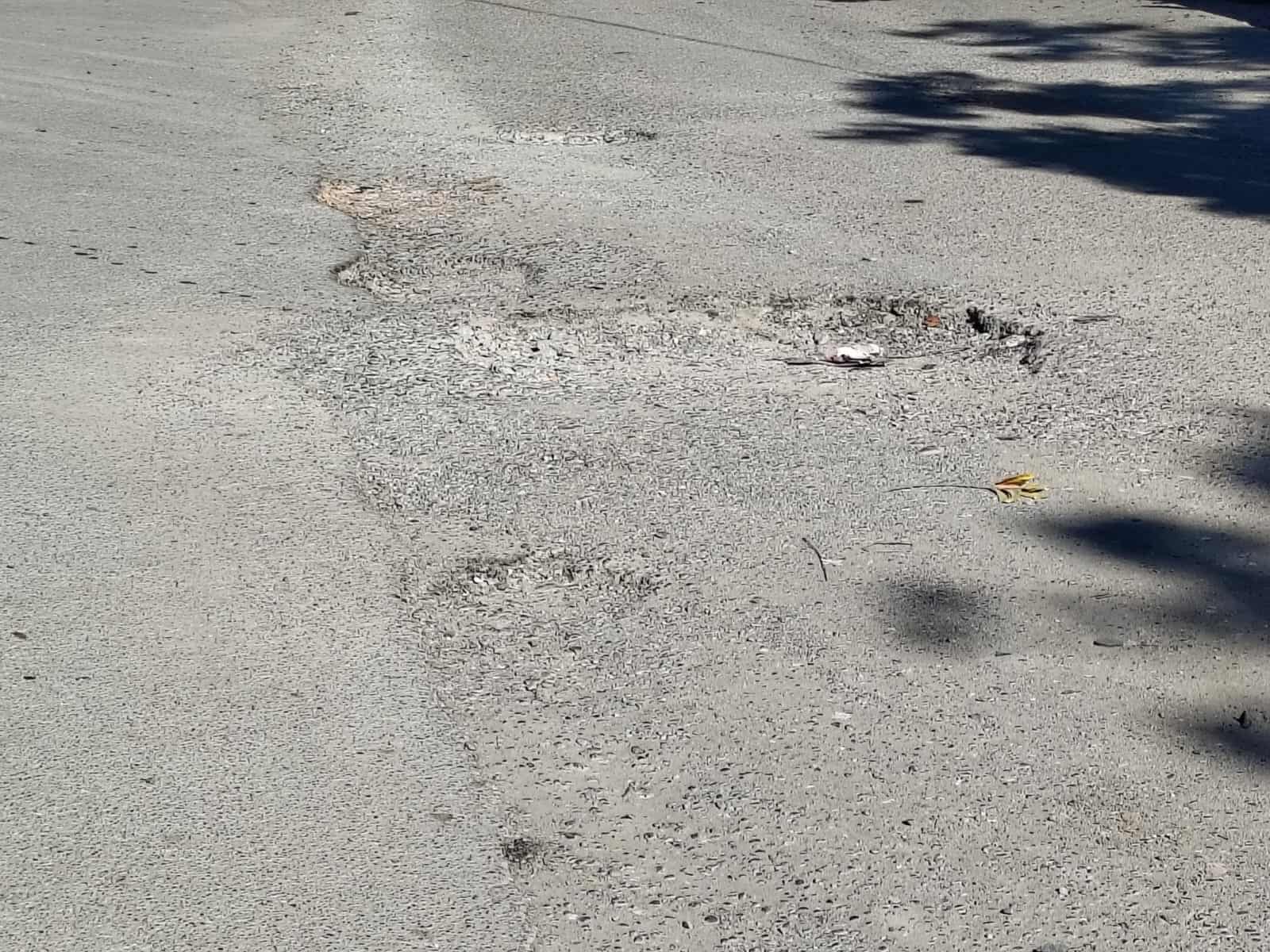 Vecinos de Nava denuncian "campo minado" de baches en calles principales