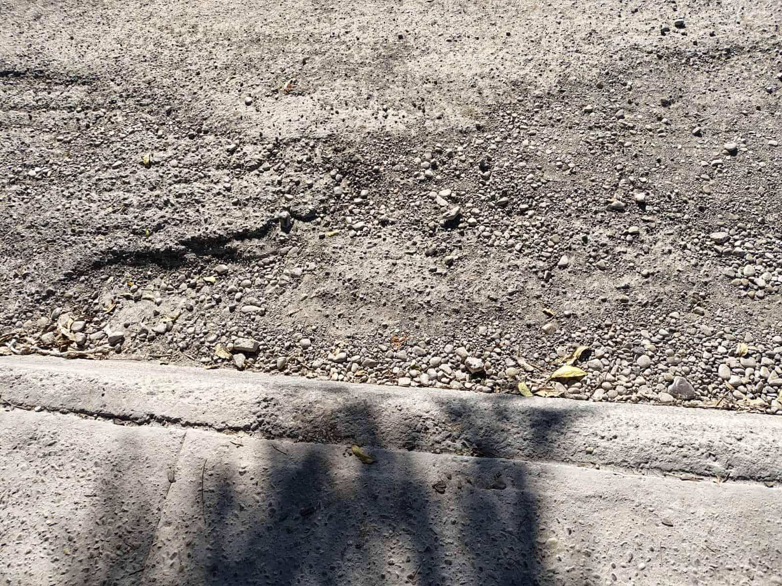 Vecinos de Nava denuncian "campo minado" de baches en calles principales