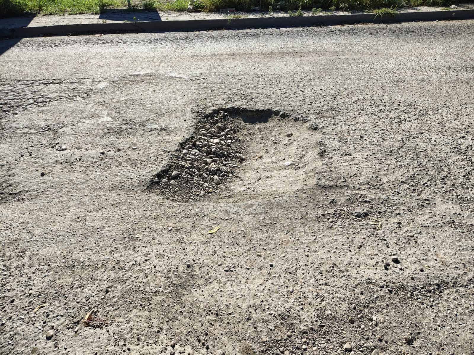 Vecinos de Nava denuncian "campo minado" de baches en calles principales
