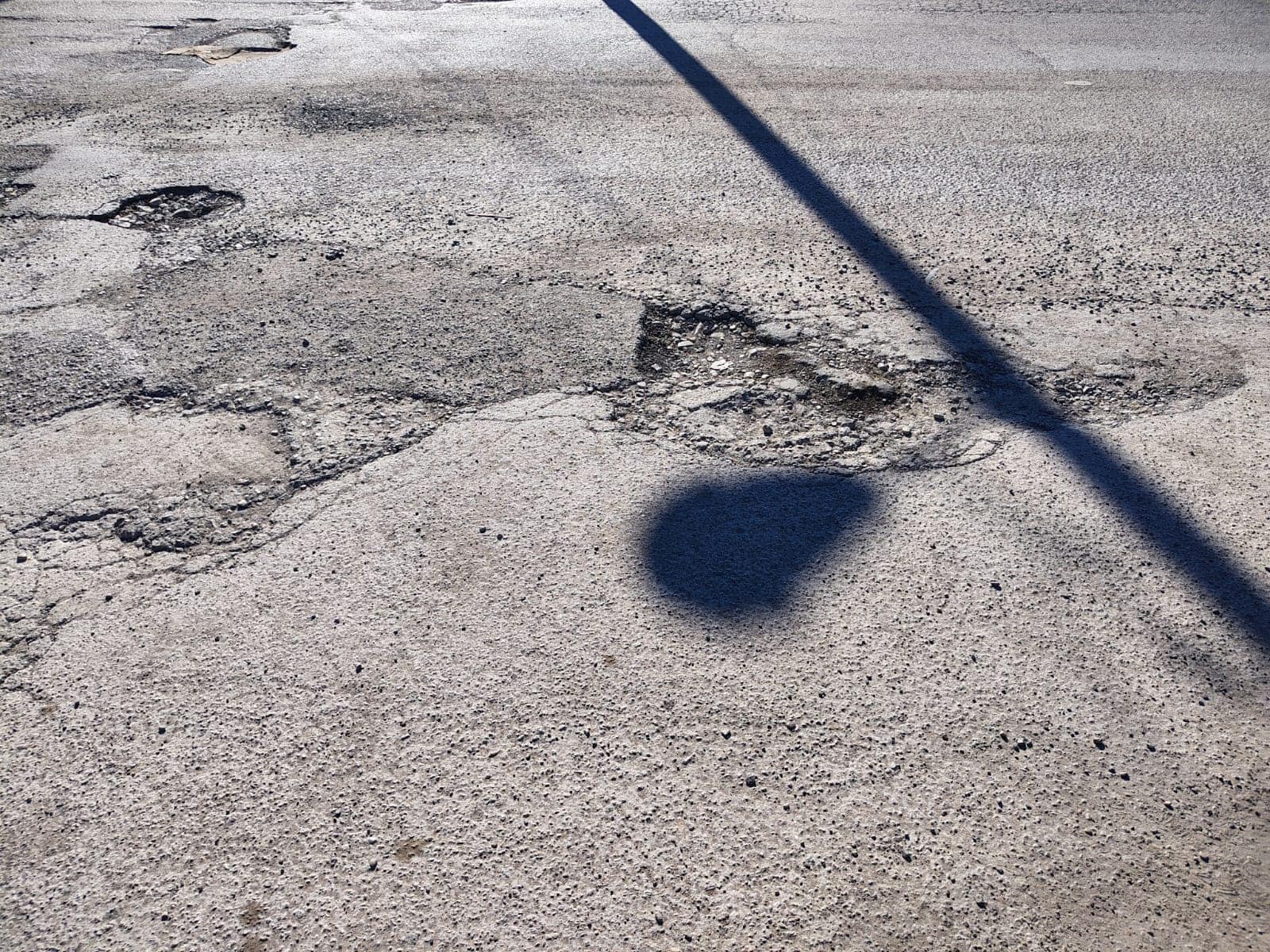 Vecinos de Nava denuncian "campo minado" de baches en calles principales
