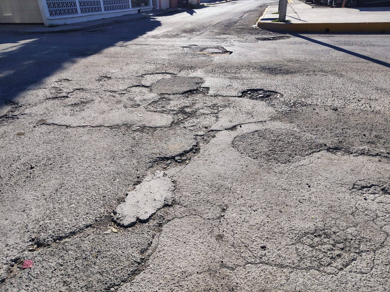 Vecinos de Nava denuncian "campo minado" de baches en calles principales