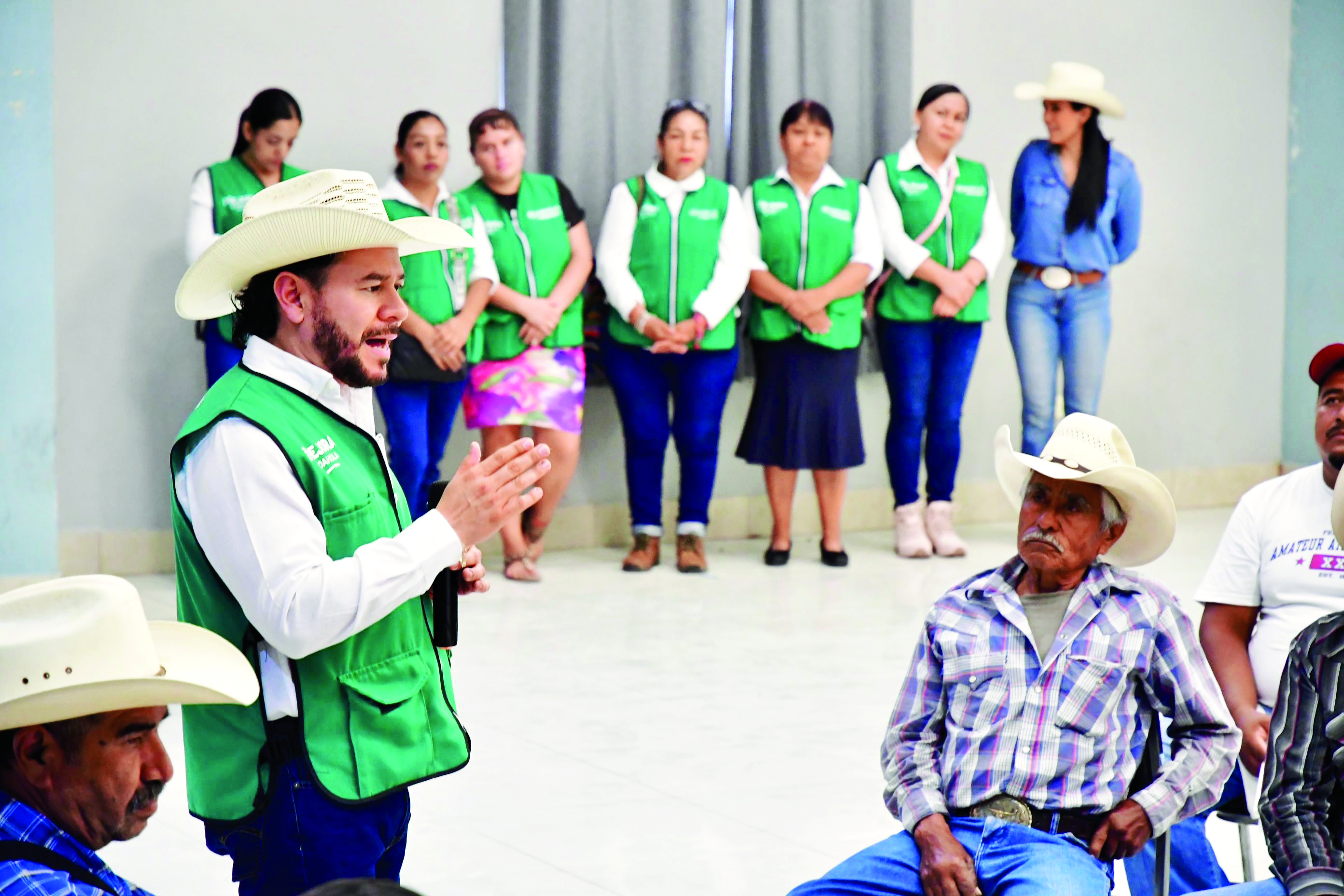 Entrega de semillas y equipamiento agrícola en Lamadrid, Sacramento y Nadadores, Coahuila