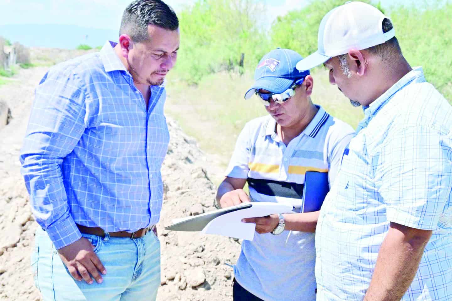 Jesús Javier Flores supervisa instalación de red de agua potable en San Buenaventura