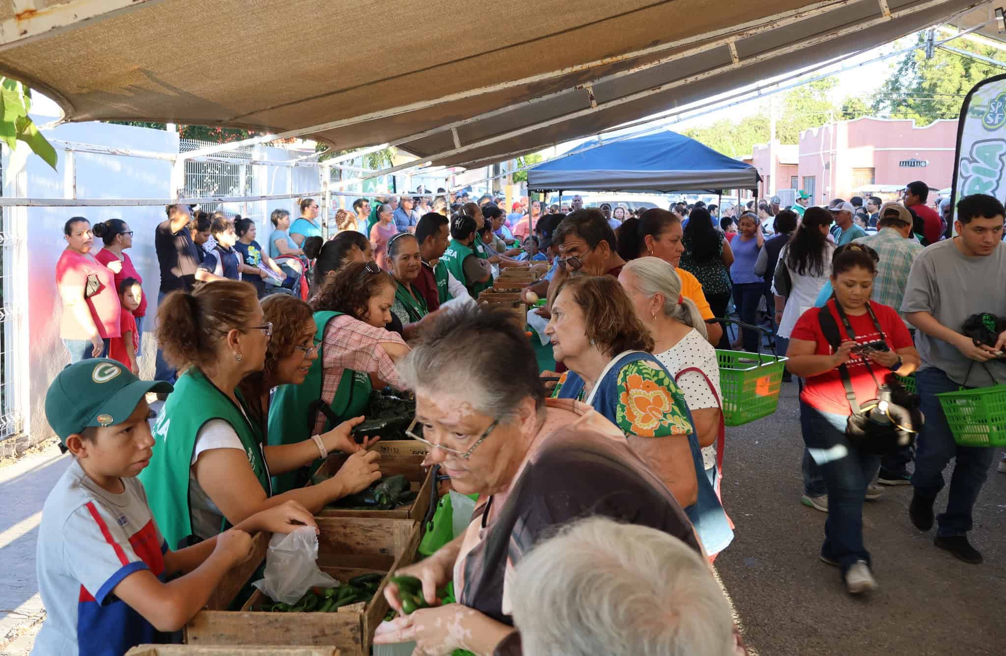 Realizan el "Mercadito Mejora" en la colonia Mundo Nuevo