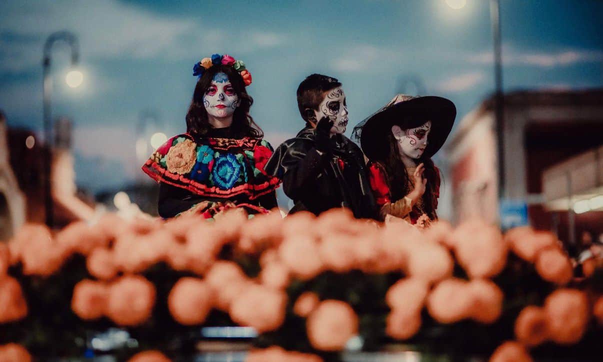 Xantolum celebra su décima edición con desfile de catrinas y catrines
