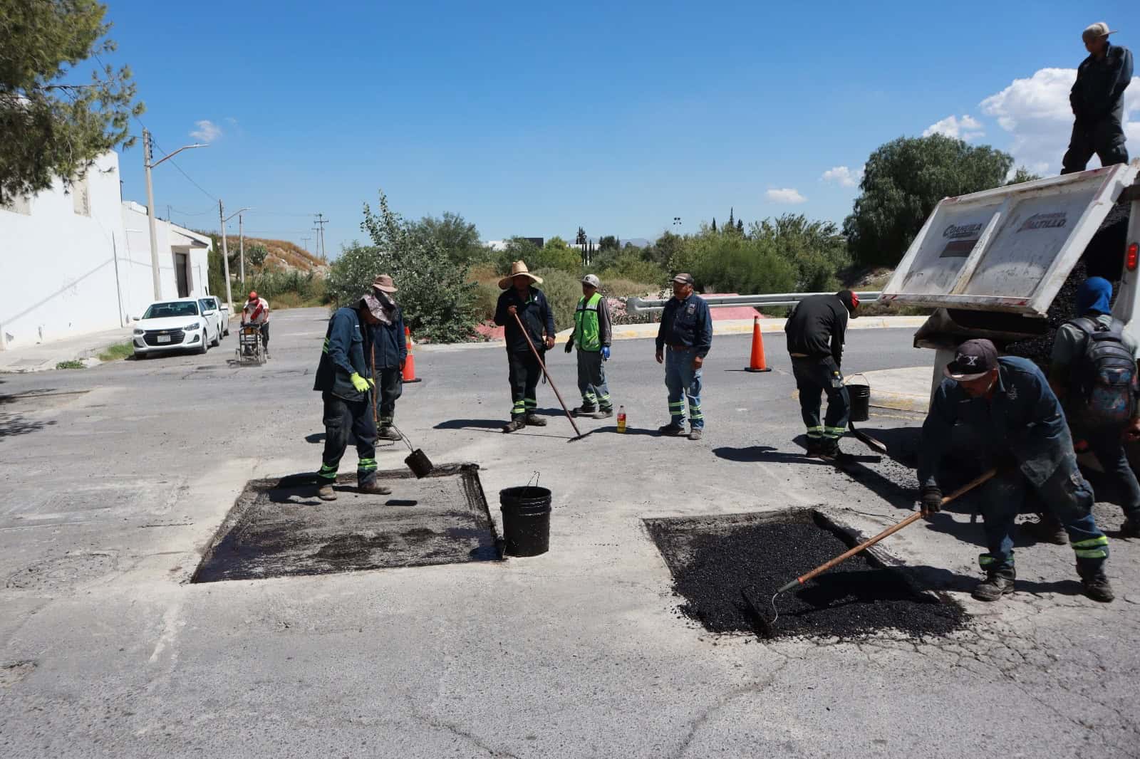 Vecinos de Saltillo agradecen labores de bacheo en sus calles