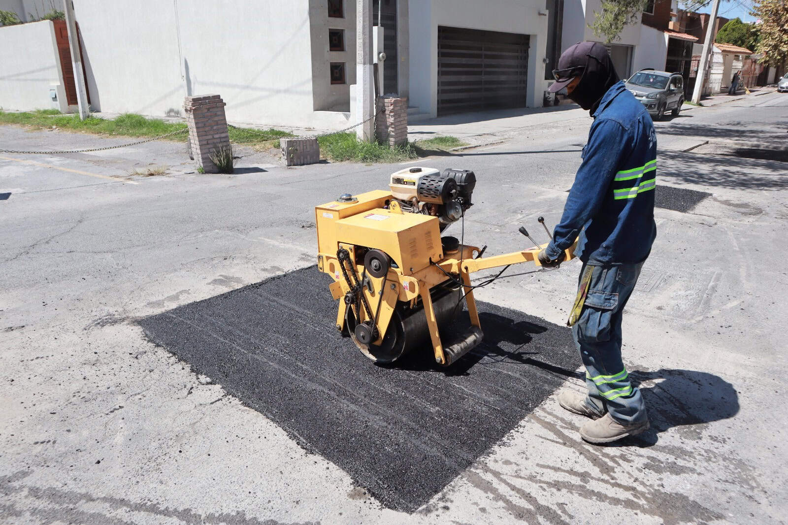 Vecinos de Saltillo agradecen labores de bacheo en sus calles
