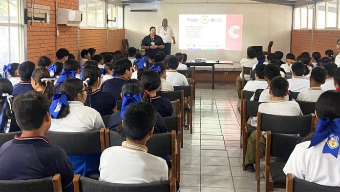 Estudiantes de Secundaria Eva Sámano participan en charla educativa sobre derechos