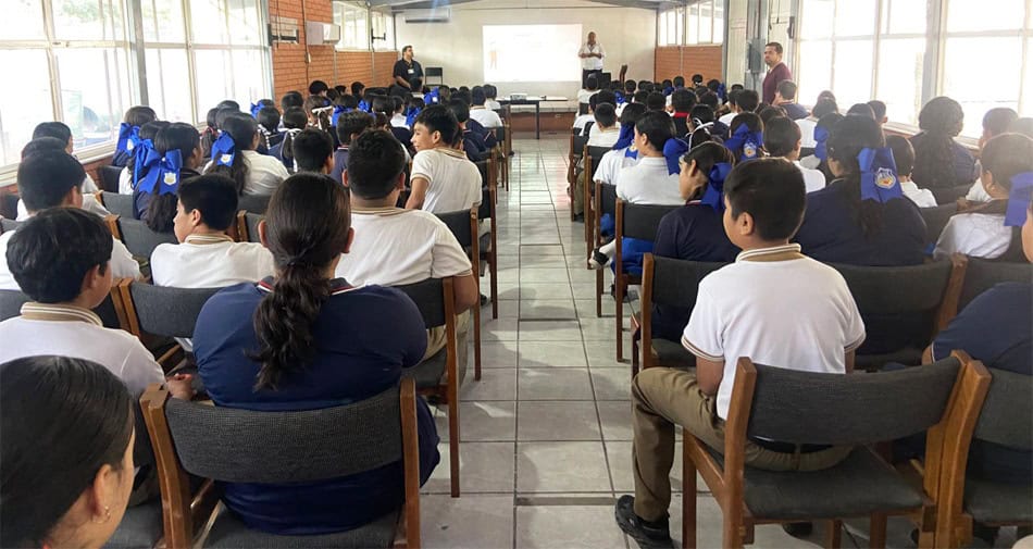 Estudiantes de Secundaria Eva Sámano participan en charla educativa sobre derechos