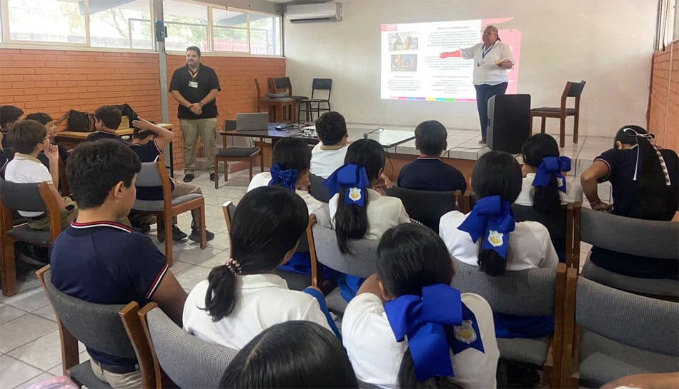 Estudiantes de Secundaria Eva Sámano participan en charla educativa sobre derechos