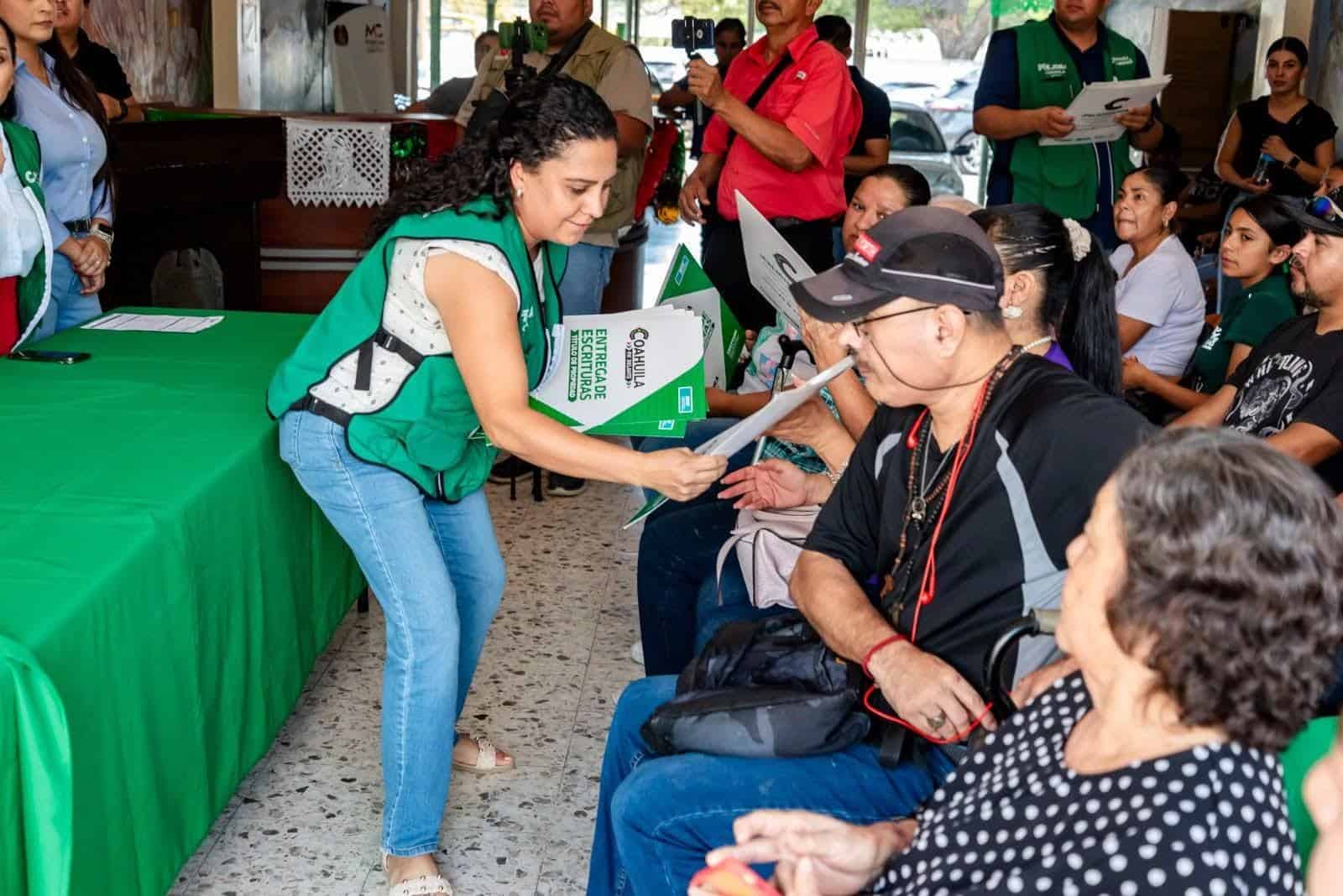 Entregan escrituras a 22 familias en Morelos