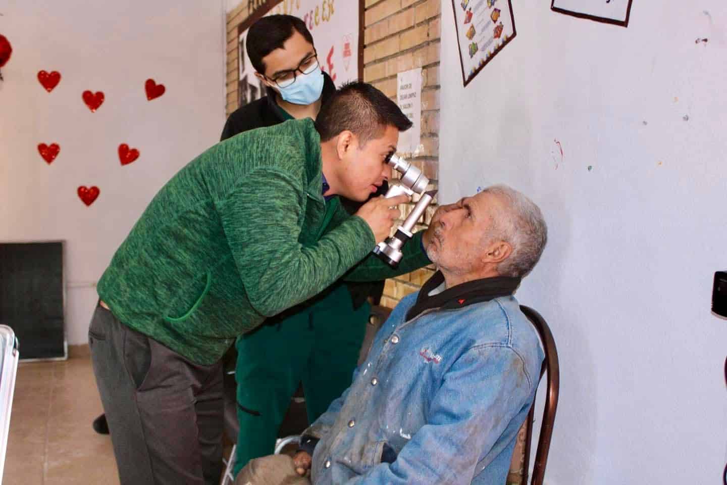Víctor Leija Vega lidera esfuerzos por la salud visual en Cuatro Ciénegas