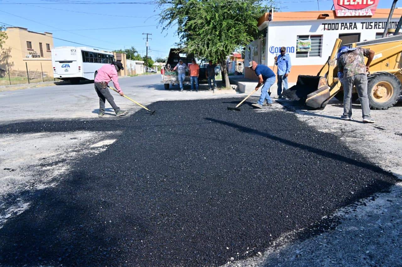 Alcalde de San Buenaventura supervisa trabajos de bacheo en la ciudad