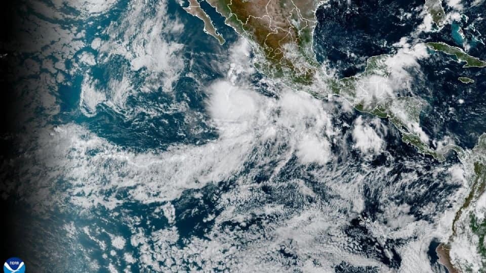 Huracán Narda alcanza Categoría 2 y amenaza costas mexicanas