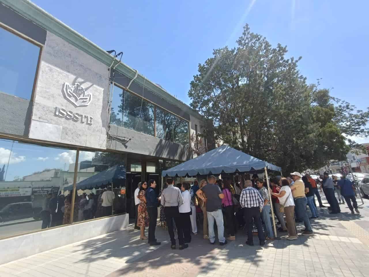 Pensionados de Coahuila exigen pago de sentencias en el ISSSTE