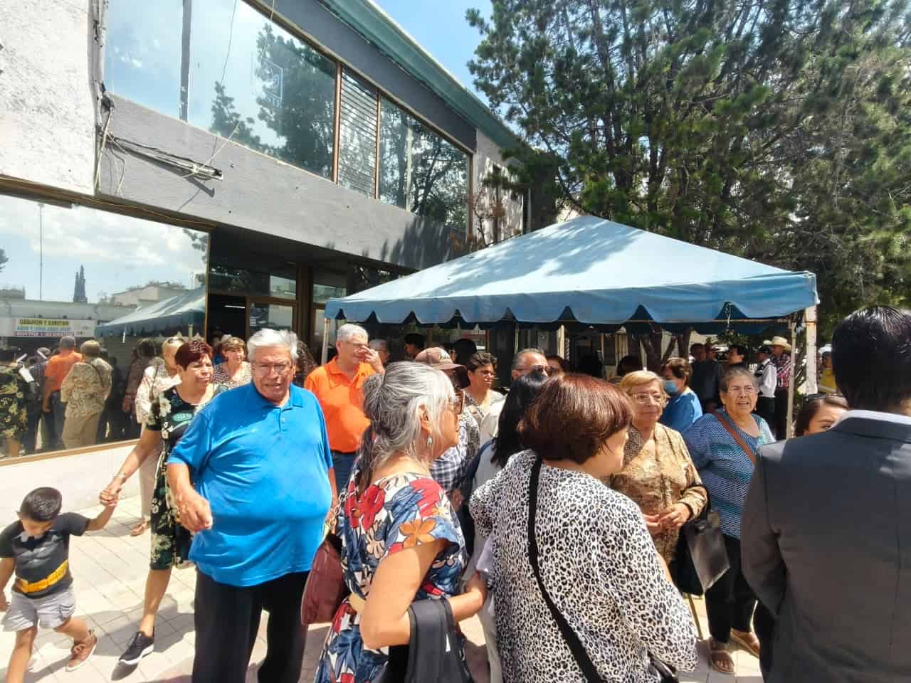 Pensionados de Coahuila exigen pago de sentencias en el ISSSTE