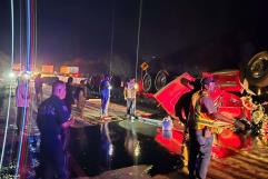 Tráiler volcado en Arteaga: conductor rescatado tras accidente