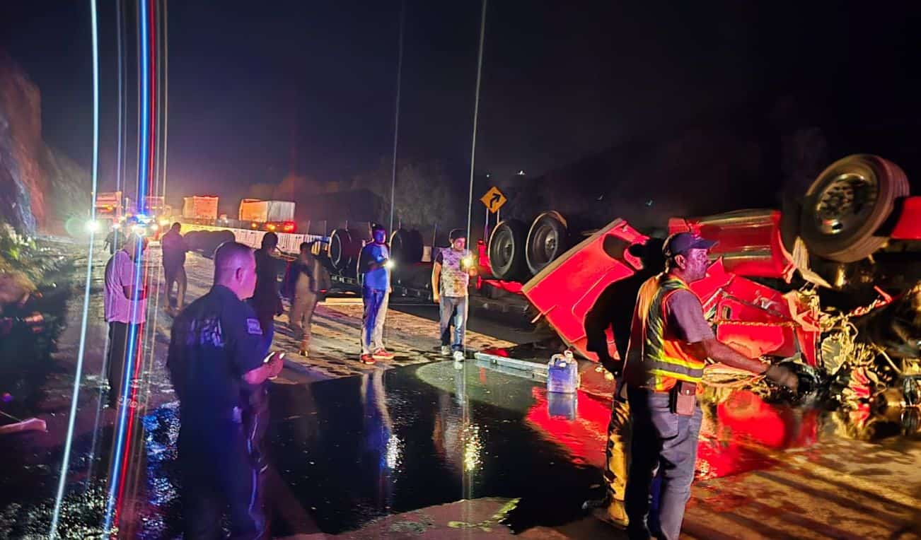 Tráiler volcado en Arteaga: conductor rescatado tras accidente