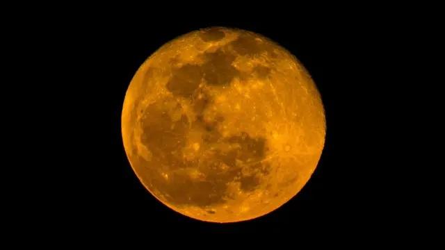 Exposición a luz LED vinculada a pérdida de conexión entre la luna y el ciclo menstrual
