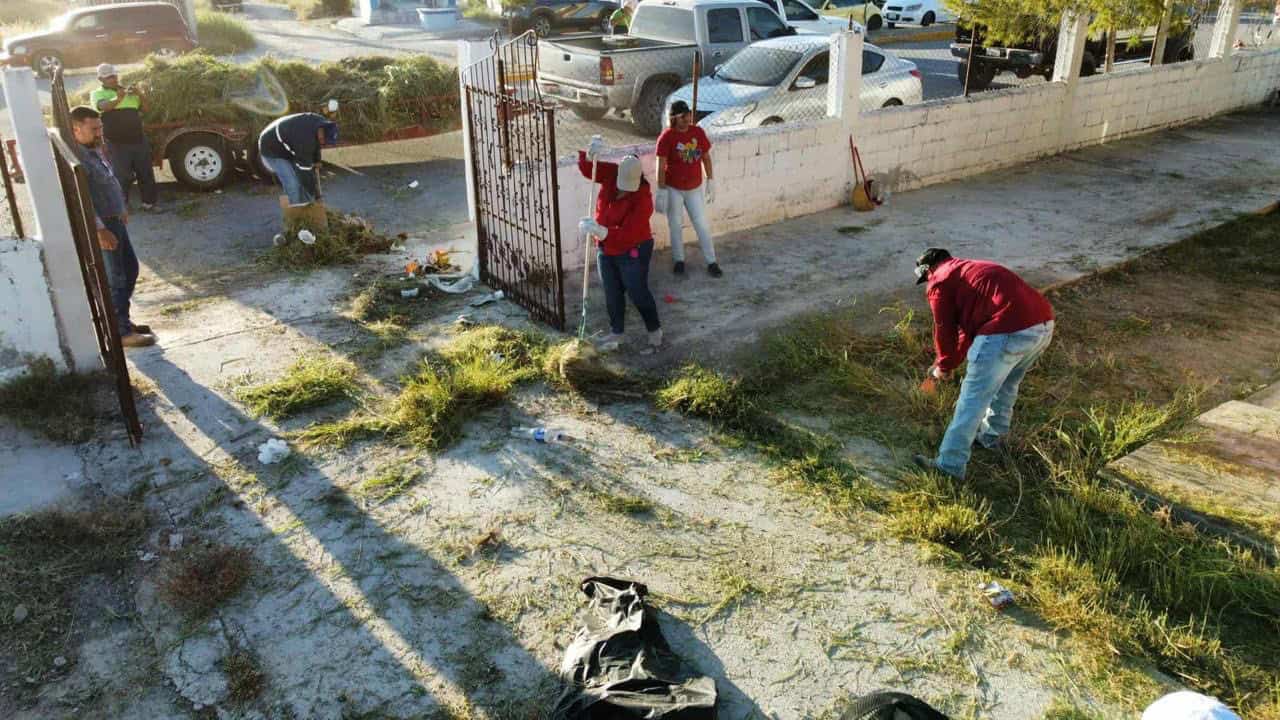 Alcalde de San Buenaventura encabeza jornada de limpieza en Panteón El Refugio
