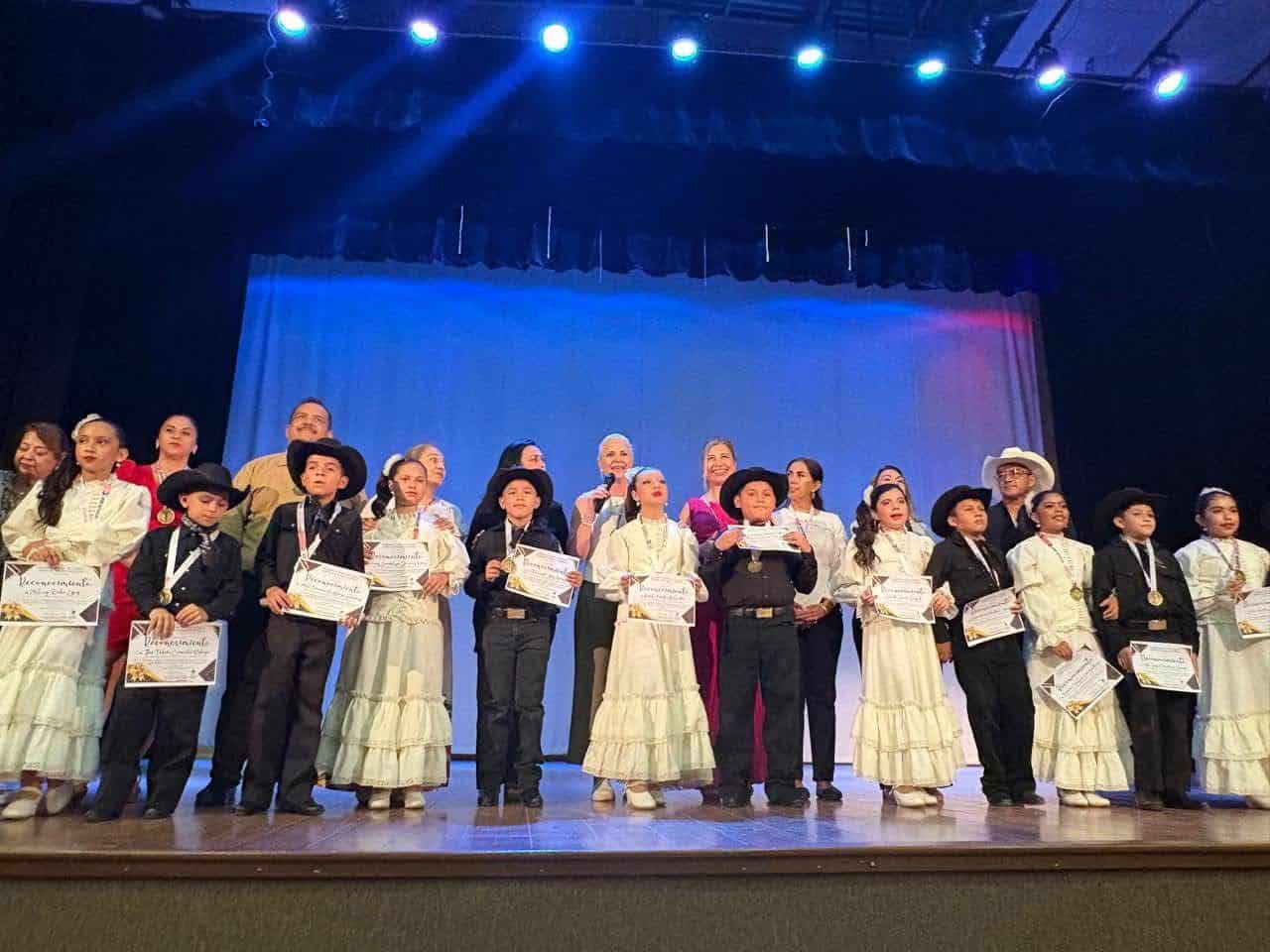 Alcaldesa Laura Jiménez premia a alumnos de primaria por su talento en bailes mestizos