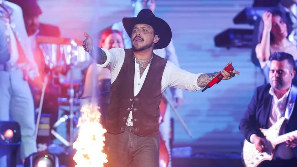 Christian Nodal detiene show por abucheos a Angela Aguilar