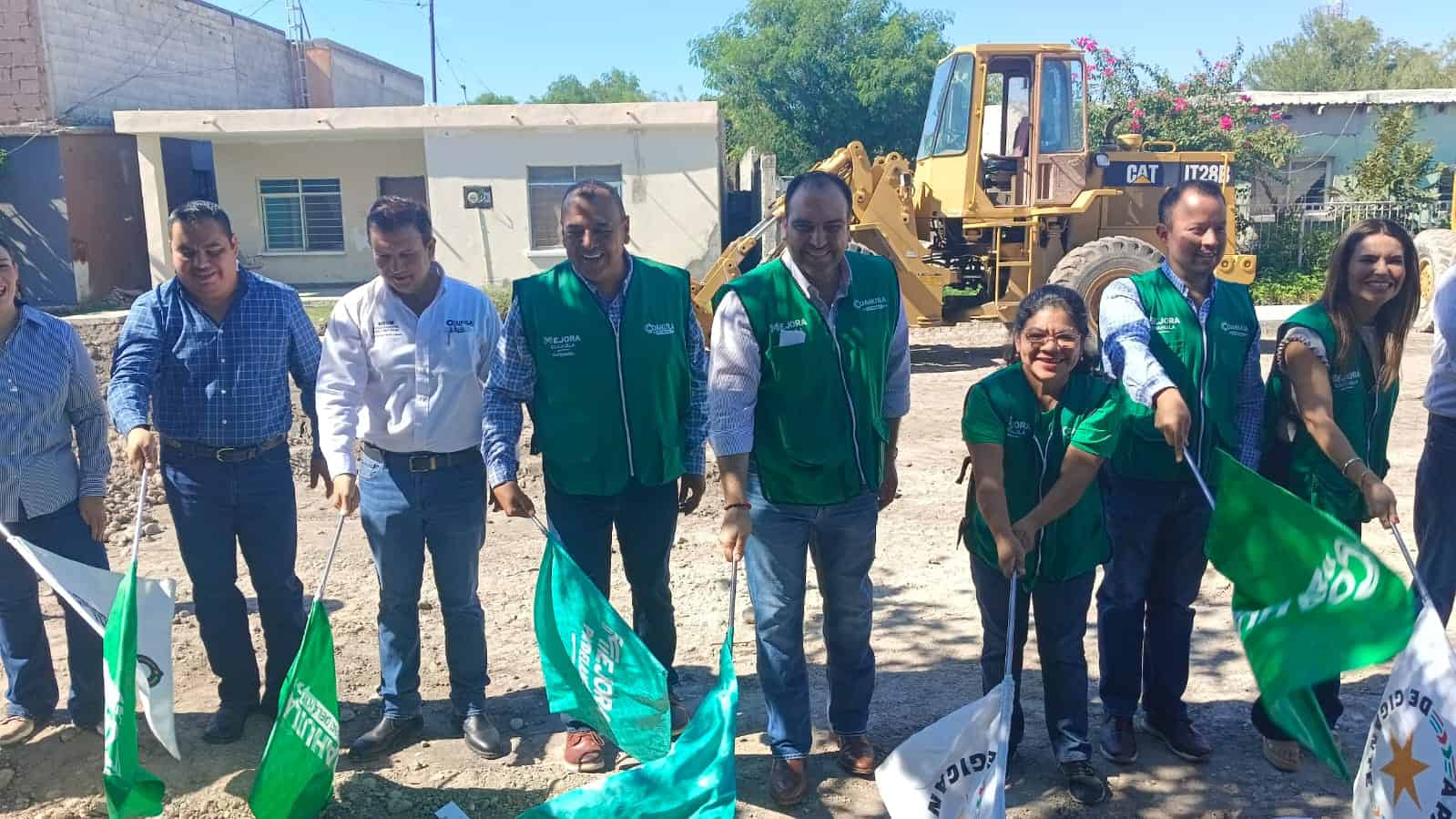 Vecinos agradecen pavimentación en la calle Gómez Farías